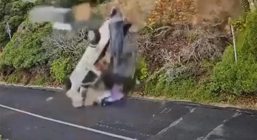 A rövidebb úton ment le a hegyről, palacsintává lapította a kocsiját – videó