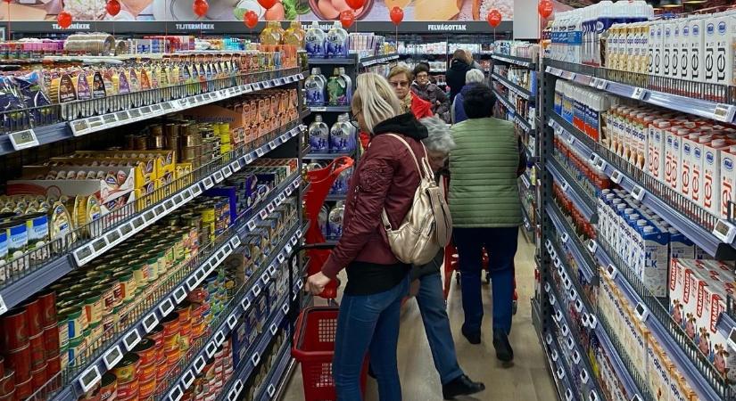 "Rablás, add ide a pénzt!" - kiáltotta az egri eladónak és már villant is a fegyver az arcába