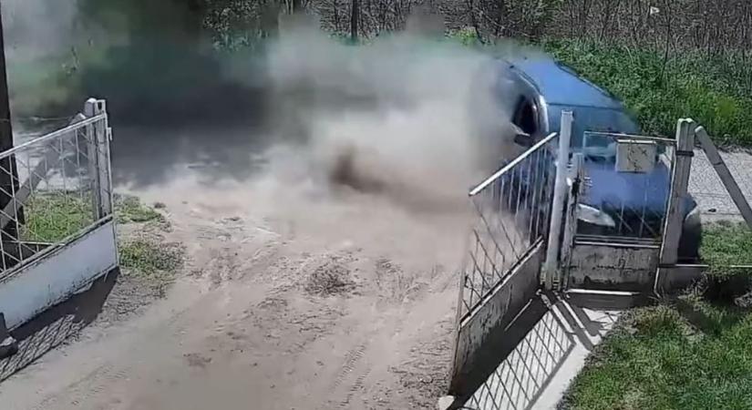 Sodródva érkezett, a kerítés fogta meg a száguldó autóst Kótajon – videón a baleset