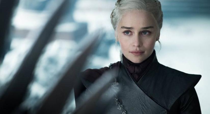 Hozzáragadt a wc-hez a Trónok harca forgatásán Emilia Clarke: ennél cikibb helyzetbe nem kerülhetett volna