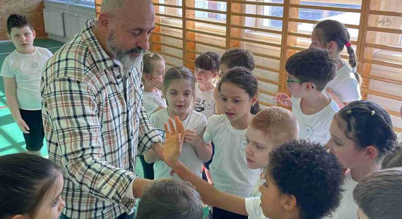 Balázs György: „Gyerekek ezrei sérültek nap mint nap érzelmileg és fizikailag egyaránt”
