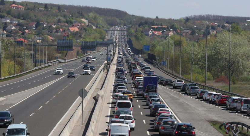 Baleset bénítja a forgalmat az M3-ason: egymásba rohant három kocsi