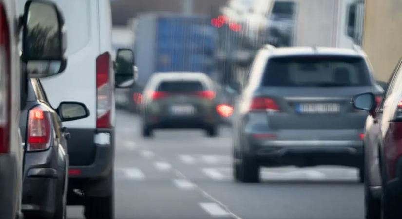 Hármas karambol az M3-ason: egyre nő a torlódás a Budapest felé vezető oldalon