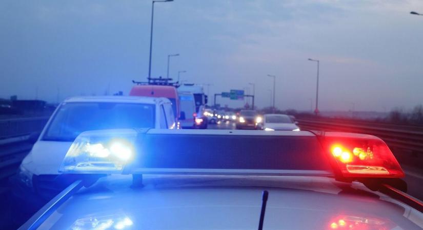 Súlyos baleset a hajdú-bihari úton: árokba borult egy autó, a sofőrhöz mentő érkezett
