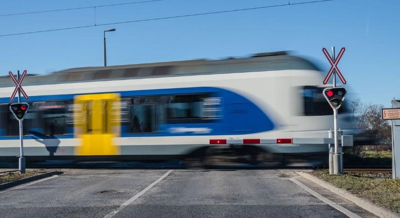 A piros jelzés és a sorompó sem állíthatta meg a vasúti átjárónál Szentgotthárdon a kamionost