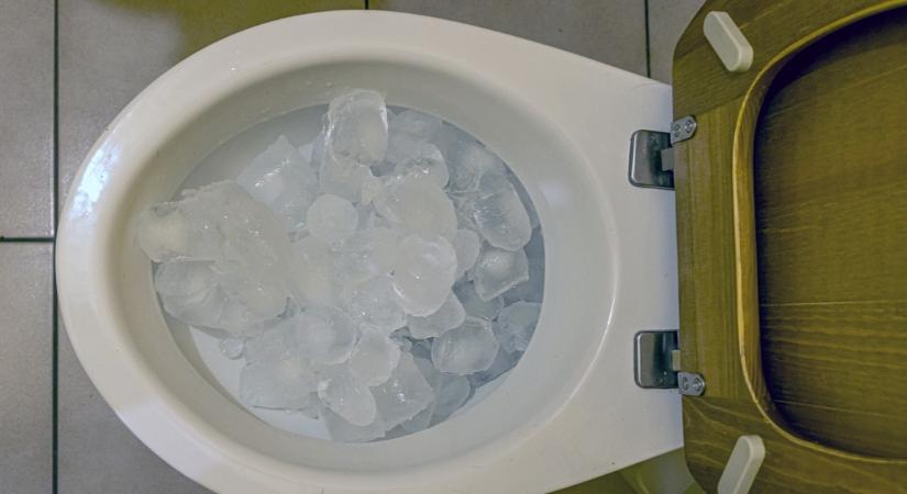 Hetente egyszer érdemes jégkockákat dobni a WC-be: mire jó és miért ajánlott?