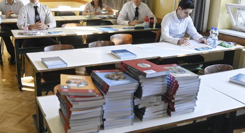 Elkezdődött a 2026-os magyarérettségi, a vizsgázók már írják az első részt
