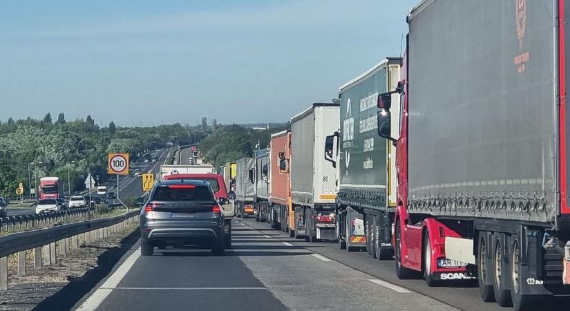 Vigyázat az M7-esen: Hatalmas a dugó Fehérvár felé, ezeket a szakaszokat kerüld!