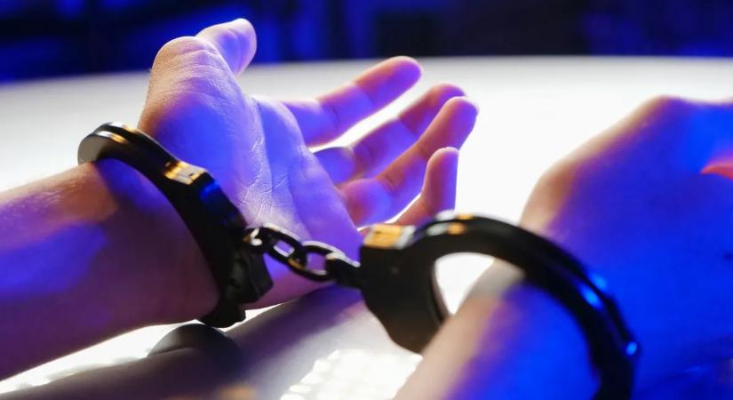 Vérfürdőt rendezett a lakása előtt, bilincsben vitték el a pécsi férfit