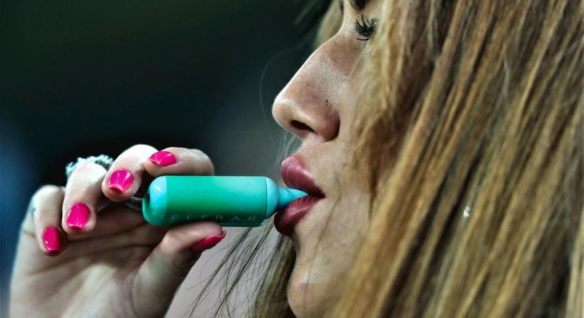 Oxigénpalack várhat a ma e-cigiző tinikre: döbbenetes, mit tesz a tüdővel az új őrület