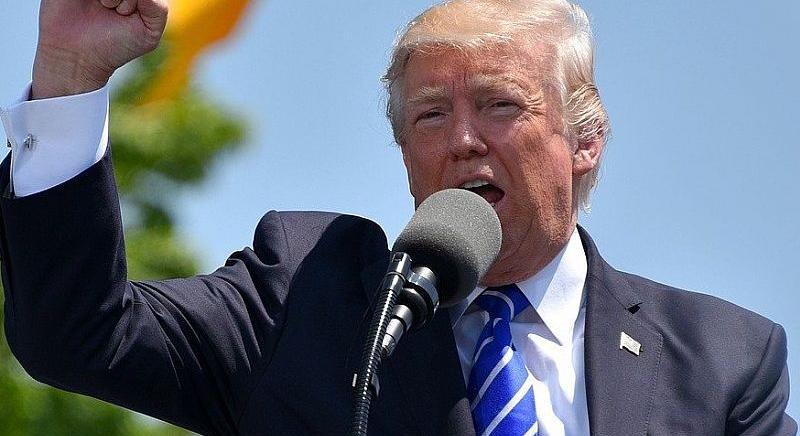 Ismét emelt vámokkal sújtana le az EU autóiparára Trump
