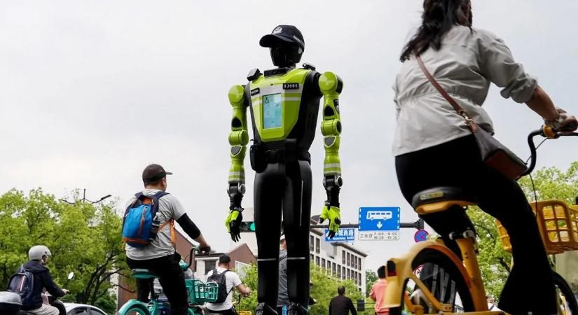 Elképesztő videó: robotrendőrök álltak szolgálatba az utakon Kínában