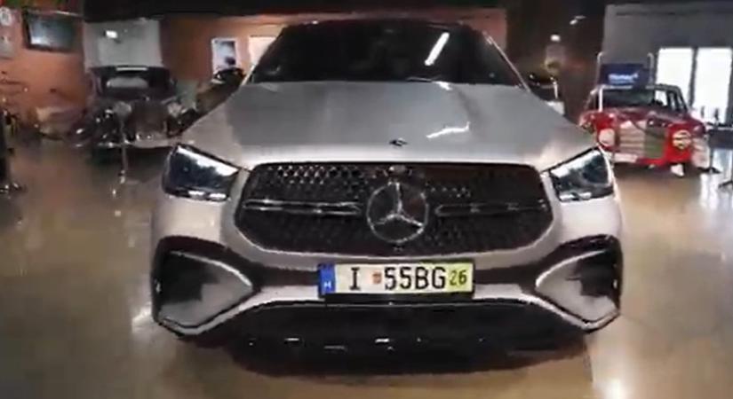 Így fér bele Palik László egy Mercedes csomagtartójába