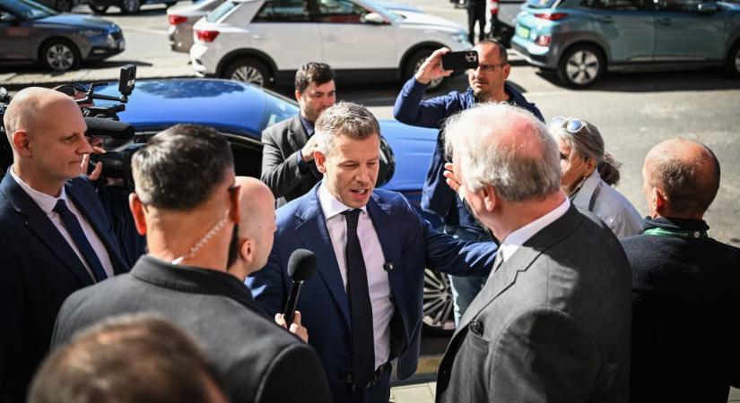 Magyar Péter az Akadémia közgyűlése előtt jelezte, az MTA-elnöke is a rokona