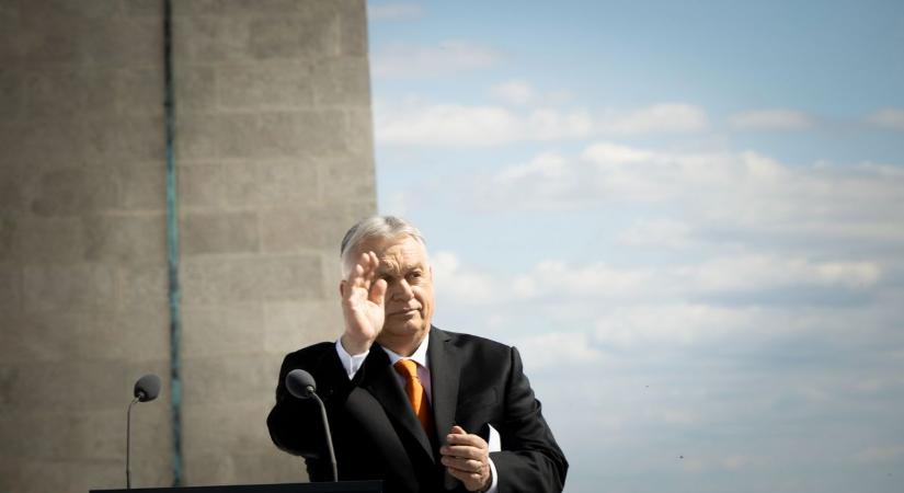 Összejött a nagy találkozás: Orbán Viktor Marco Rossival nézett meccset Felcsúton (FOTÓ)