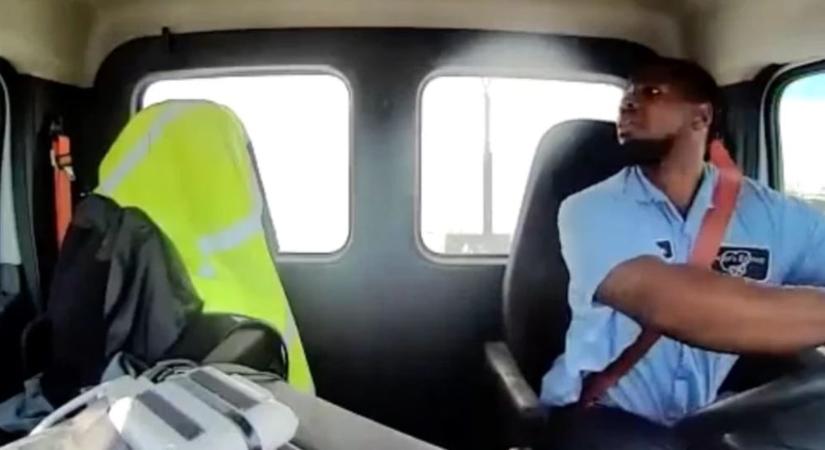 Nem mindennapi baleset: belakadt egy leszálló Boeing egy pékség furgonjába – videó