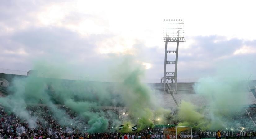 Tömegverekedés, behajigált székek, pályára rohanó szurkolók és rendőrök – Legendás balhék a Fradi-Újpest meccseken, fotókkal