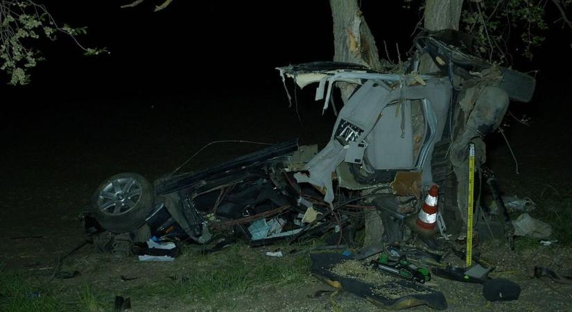 Brutális ütközés: kettészakadt az autó, esélye sem volt a sofőrnek