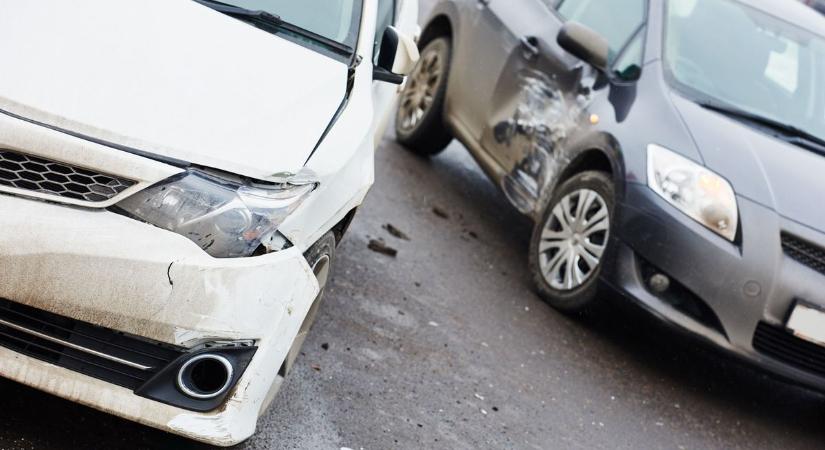 Szabadnapos tűzoltó segített, szalagkorlátnak csapódott egy autó az M4-esen