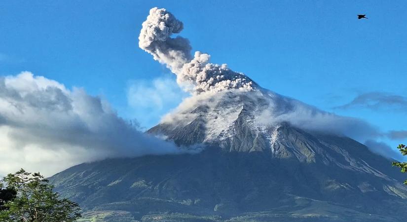 Működésbe lendült a Mayon vulkán: mindent beborított a sötét hamufelhő