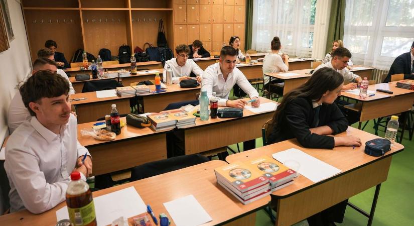 Elstartolt az érettségi: így kezdődött a vizsga Egerben – fotókkal