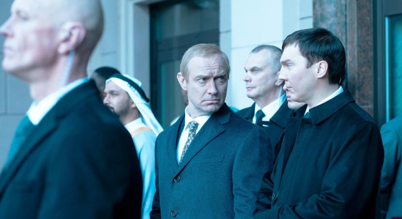Jude Law különös alakítással bújt Putyin bőrébe. A Kreml mágusa. Kritika