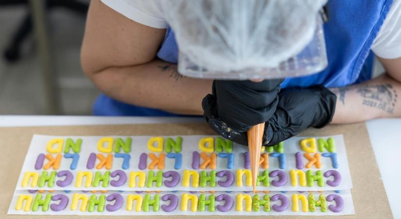 Megnéztük, hol készülnek a tortákon díszelgő feliratok, évszázados történetre bukkantunk