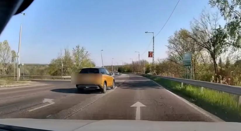 Suzukival előzött a kanyarodósávban: kitalálod, milyen autó haladt a sor elején?