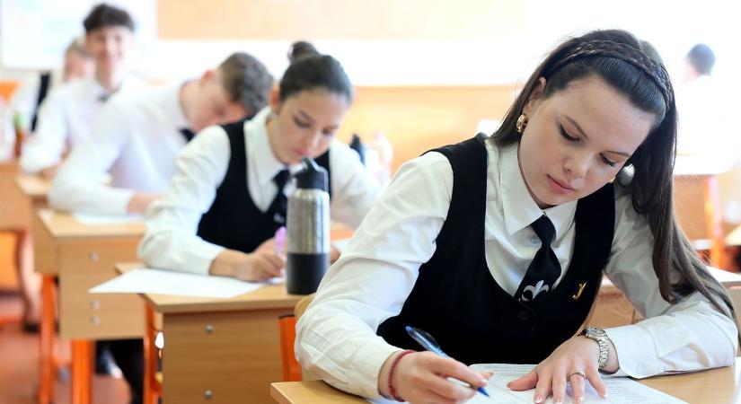 Izgultak a Szent Imre Katolikus Gimnázium diákjai a magyar érettségi előtt (videó)