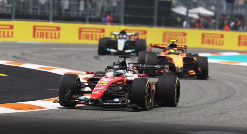 Ferrari: Leclerc a forgalommal, Hamilton a túlmelegedéssel küzdött