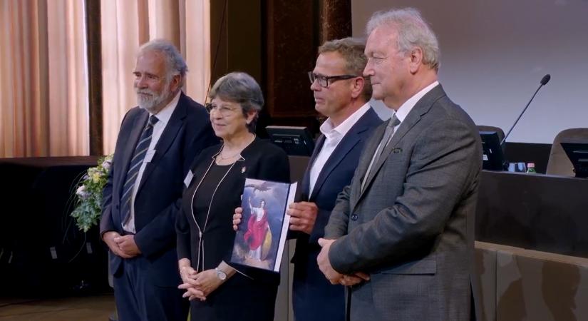 Akadémiai Újságírói Díjat kapott Vajna Tamás, a Qubit munkatársa az MTA közgyűlésén