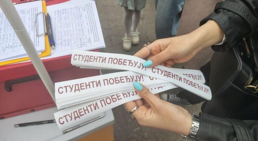 A demokraták megvádolták Brnabićot, hogy ellopta tőlük az Egyetemisták győznek feliratú transzparenst