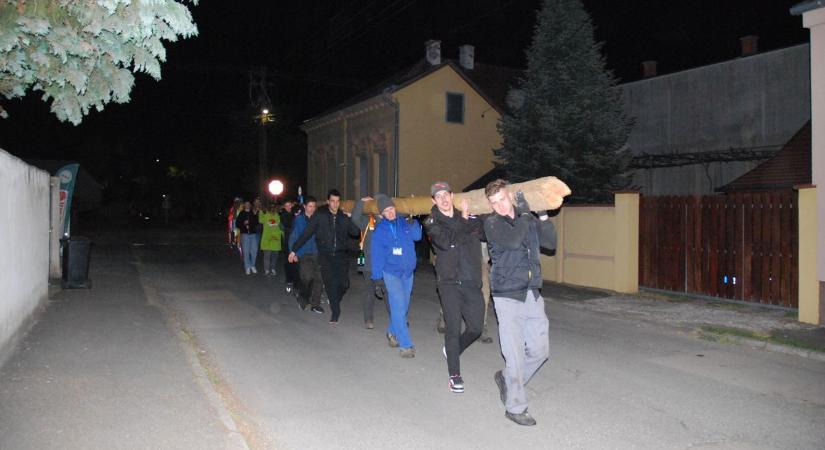 Sárkányhajóvontával érkezett a szerelem záloga: 20 méteres májusfát állítottak a zalai városban! (galéria)