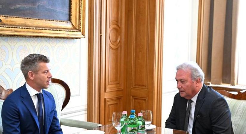 Soha nem látott kutatási lehetőségeket ígért Magyar Péter