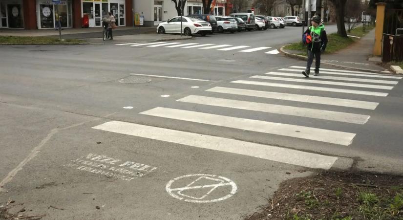 Tilos lesz a mobilozás a gyalogosoknak is!