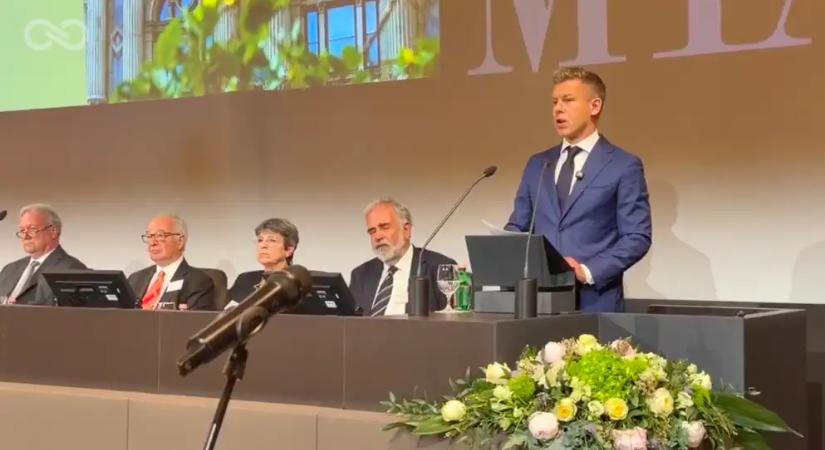 Magyar Péter az MTA-n: Új korszakot és a kutatóhálózat visszaadását ígéri a Tisza-kormány