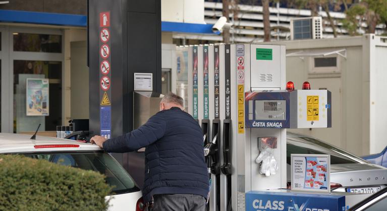 Árstopot vezetnek be Magyarország szomszédjában, olcsóbb lesz a dízel és a gázolaj