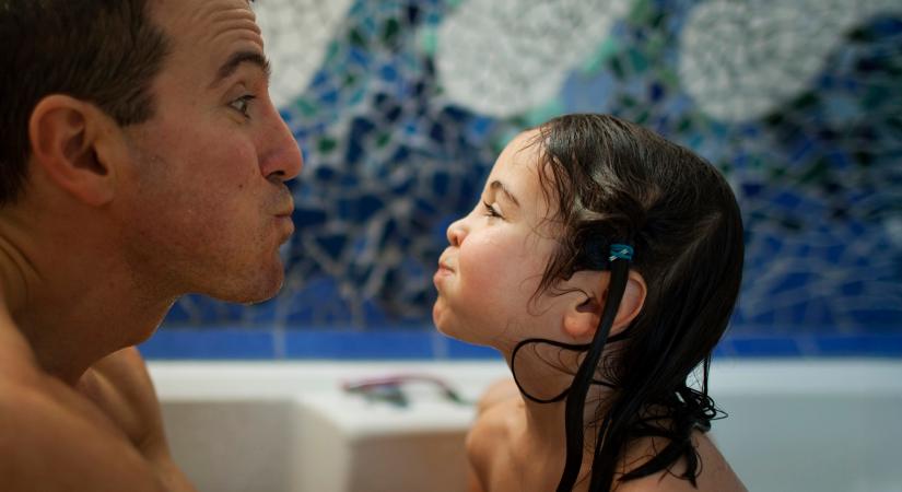 Meztelenül a gyerek előtt: hol húzódik a határ? Szakértő válaszol