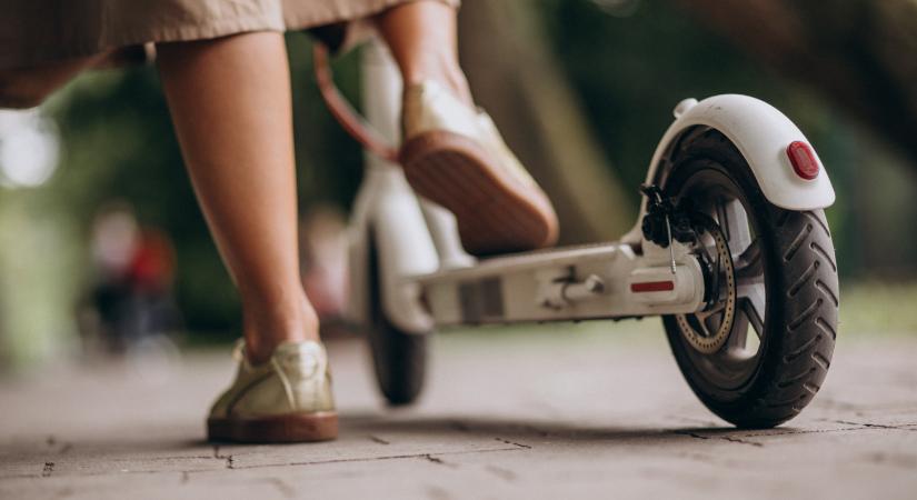 Elektromos rollerrel hajtott autónak egy kisfiú Esztergom-Kertvárosban