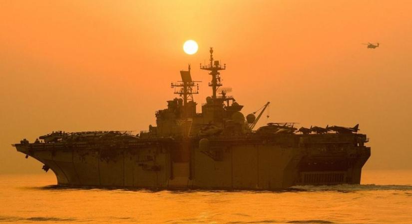 Elkezdődött, ez már nem fenyegetés: rakétákat lőtt ki Irán egy amerikai hadihajóra a Hormuzi-szorosban