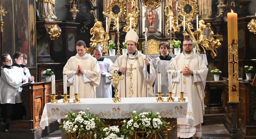 Lelki és közösségi ünnep Prágában: Mohos Gábor segédpüspök atya a helyi magyar hívek körében