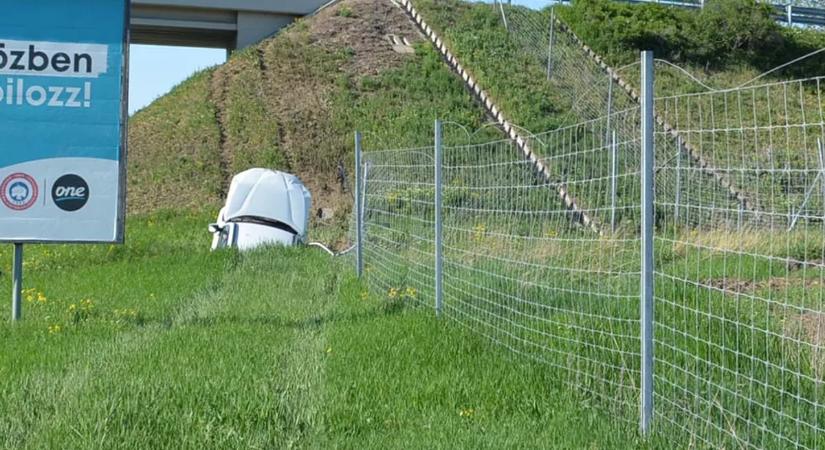 A rendőrök is alig hitték el, hol történt baleset az M6-oson – fotók