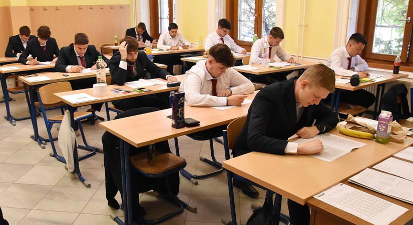 Jókai, Arany és az utolsó pillanatos jegyzetek – így indult a magyarérettségi Jászberényben