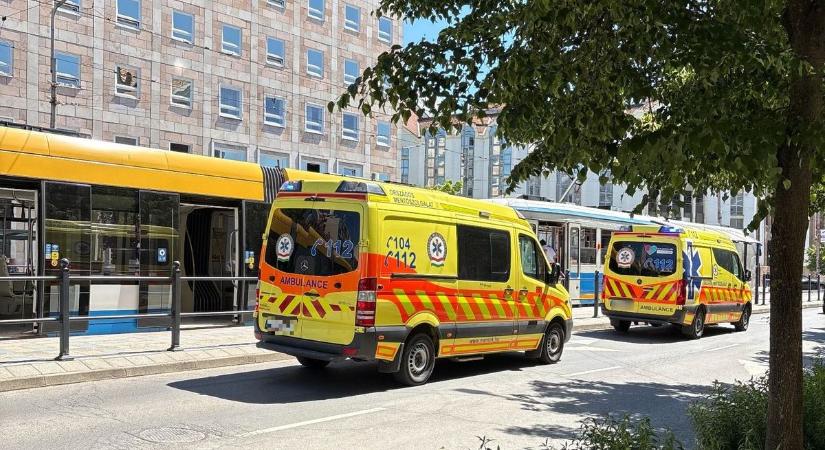 Drámai pillanatok! Mentők lepték el a debreceni villamost