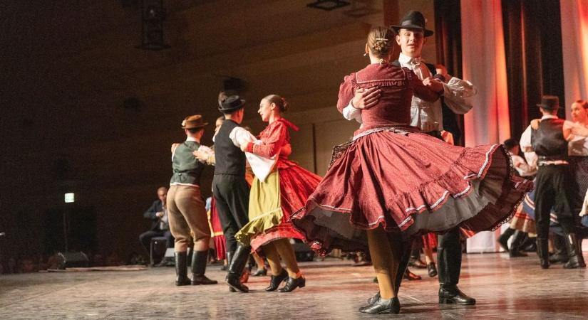 350 fő együtt állt színpadra: a Debreceni Hajdú Táncegyüttes műsora zárta a Dance Week programjait – fotókkal