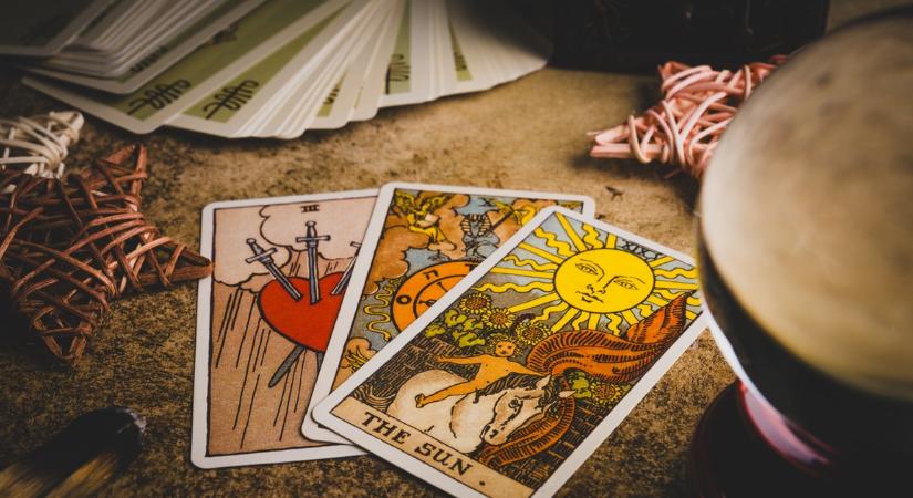 Minden csillagjegy kap egy sorsfordító üzenetet a kártyáktól: ezt mondja a napi tarot horoszkóp május 4-ére, hétfőre
