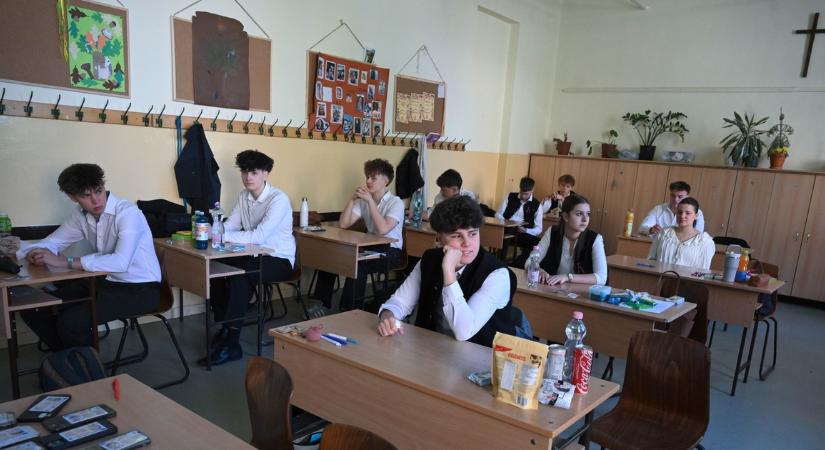 Így zajlott a magyarérettségi első napja az ország iskoláiban - fotók