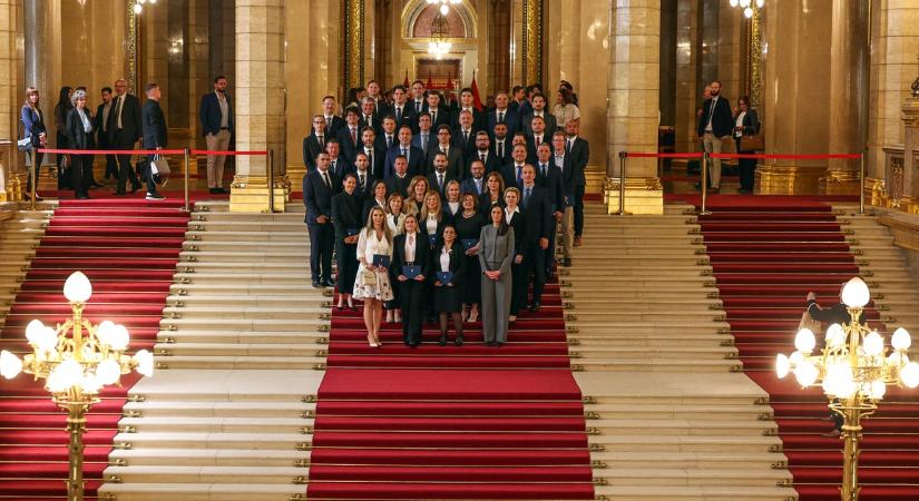 Új korszak kezdete: átvették a megbízóleveleiket a parlament új képviselői - először voltak egy helyen a Tisza és a Fidesz politikusai ennyien