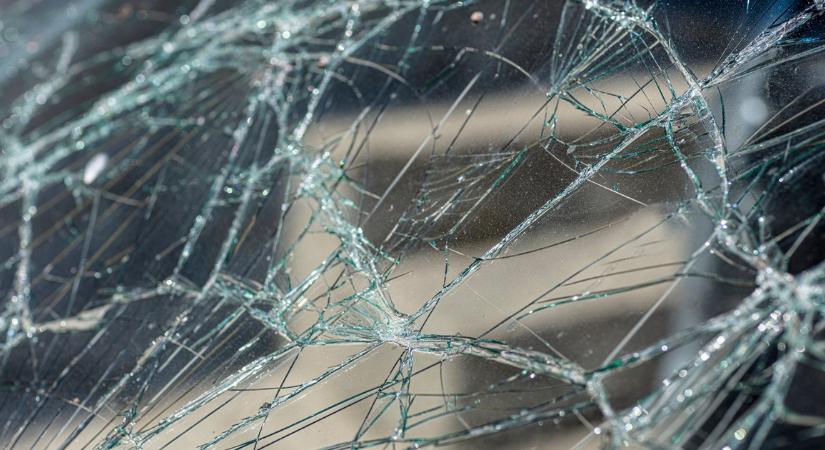 Sokkoló látvány: A meredek domboldalról, a levegőből repülve csapódott az aszfaltra az autó, mindent rögzített a térfigyelő kamera (videó)