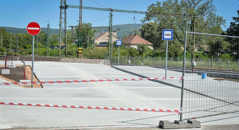 Majdnem két tucat parkolóhely épül a hevesi település vasútállomásánál
